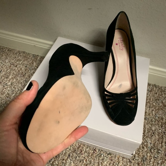 Black Pumps - Picture 4 of 5